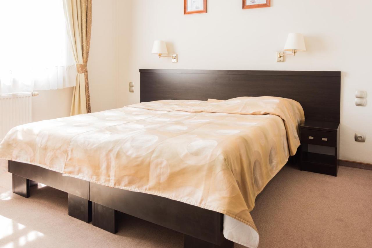 Portius Hotel Krosno Buitenkant foto